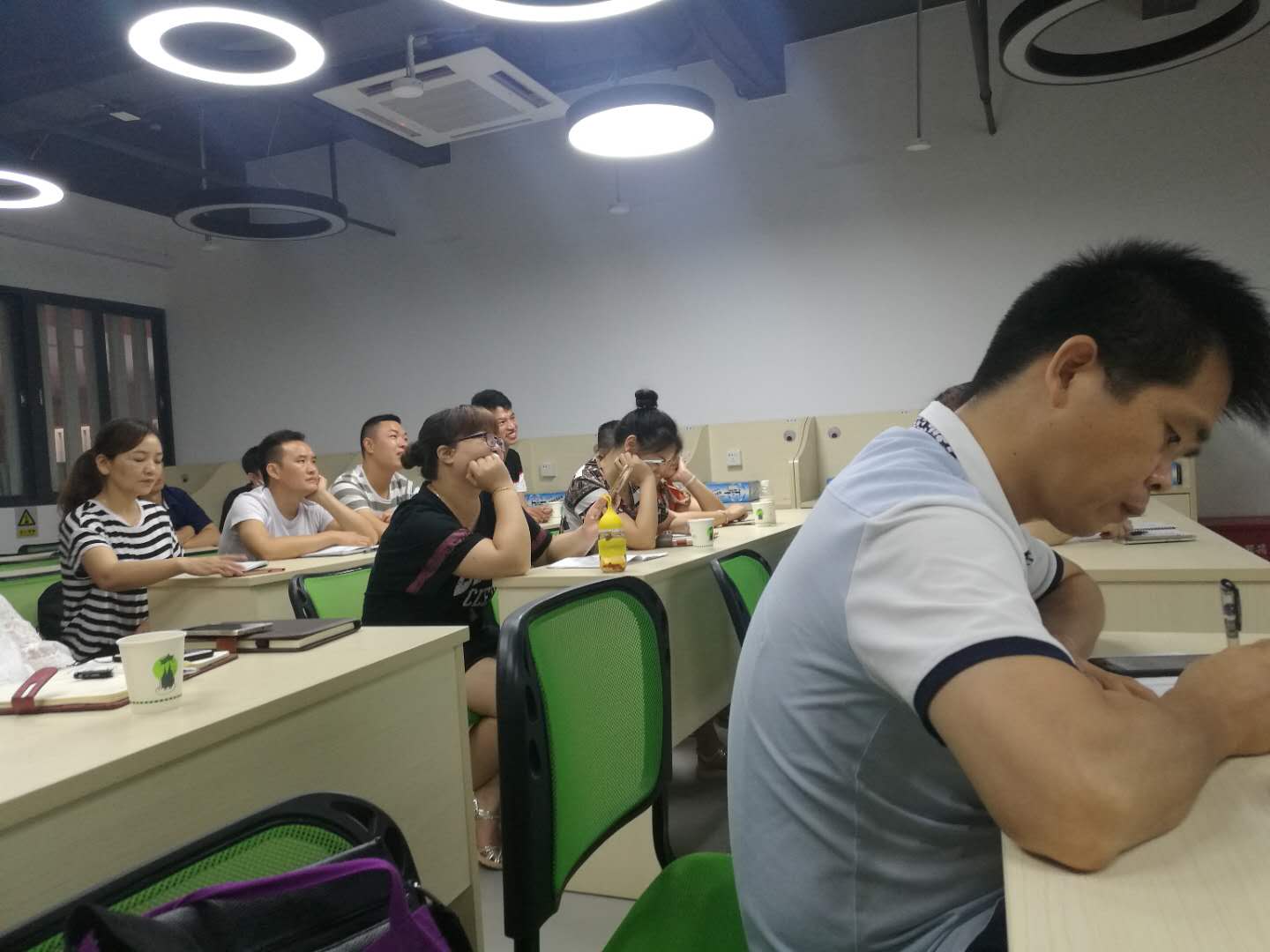 視普泰陳長(zhǎng)生校長(zhǎng)親自主持“眼鏡店售后服務(wù)”講座