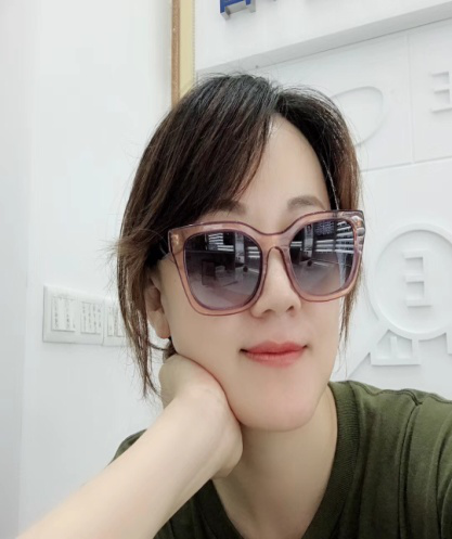 眼鏡店老板娘
