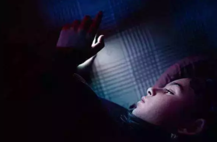 7天徹夜狂追熱播劇，女子差點(diǎn)“看瞎眼”