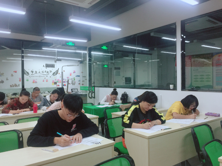 深圳視普泰第四屆驗(yàn)光師定配工培訓(xùn)班順利畢業(yè)！?。? width=