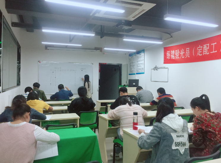 深圳視普泰第四屆驗(yàn)光師定配工培訓(xùn)班順利畢業(yè)?。?！