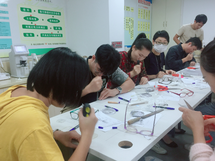 深圳視普泰第四屆驗(yàn)光師定配工培訓(xùn)班順利畢業(yè)?。?！