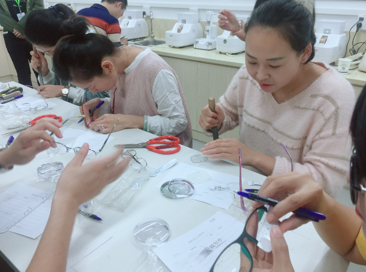 深圳視普泰第四屆驗(yàn)光師定配工培訓(xùn)班順利畢業(yè)?。?！
