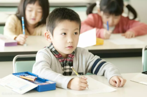 每2個小學生中就有1個近視，廈門市教育部門擬從改造教室燈光入手解決問題