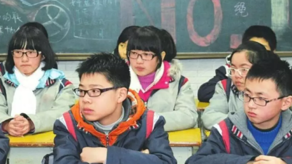 每2個小學生中就有1個近視，廈門市教育部門擬從改造教室燈光入手解決問題