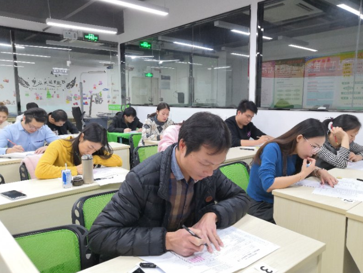 深圳視普泰驗(yàn)光定配工培訓(xùn)第五屆技能班順利畢業(yè)