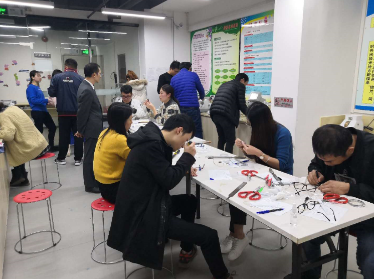 深圳視普泰驗(yàn)光定配工培訓(xùn)第五屆技能班順利畢業(yè)