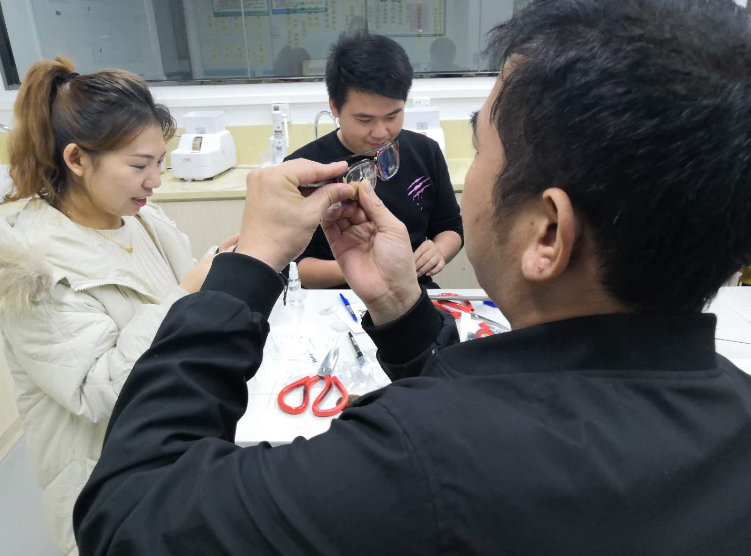 深圳視普泰驗(yàn)光定配工培訓(xùn)第五屆技能班順利畢業(yè)