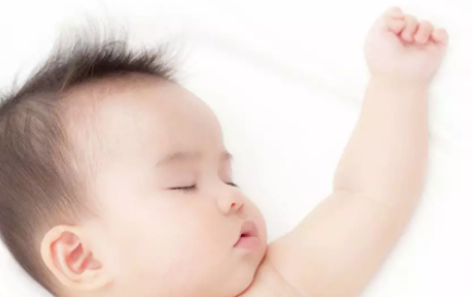2歲幼兒2900度近視，醫(yī)生提醒是馬凡氏綜合征并發(fā)癥