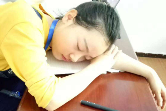 驗(yàn)光師閑聊：趴在桌上午睡，考慮過眼睛的健康嗎？