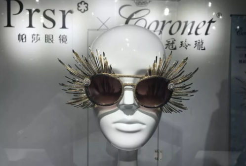 200萬元的眼鏡你見過嗎？今年上海眼鏡展這副亮了，挑戰(zhàn)吉尼斯世界紀錄