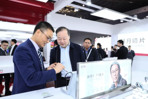 明月鏡片：攜4大亮點C位登場，上海眼鏡展現(xiàn)場精彩全收錄