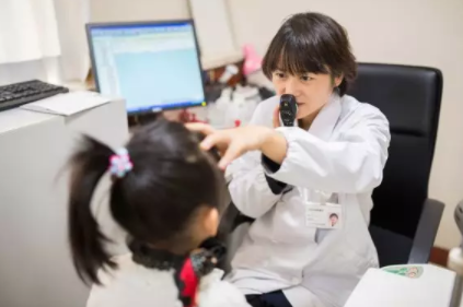 全國政協委員何偉：限制中小學生課堂PPT課件使用時長，為孩子眼睛減負