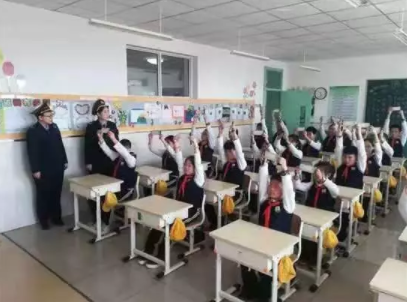 北京近視防控普法宣傳進(jìn)校園：普及教室采光、課桌等教學(xué)環(huán)境的國(guó)家標(biāo)準(zhǔn)