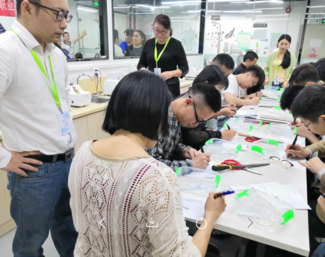 深圳視普泰第六屆驗(yàn)光定配培訓(xùn)班順利畢業(yè)