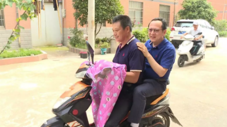 飛秒白內(nèi)障聯(lián)合眼底手術(shù)，愛爾李文生教授讓患者擺脫3000度近視困擾