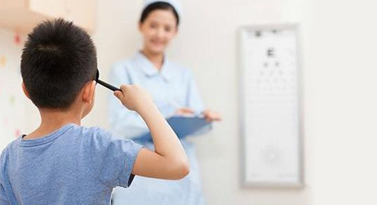 深圳驗(yàn)光配鏡培訓(xùn)患有斜視或弱視的兒童，該如何驗(yàn)光配鏡？